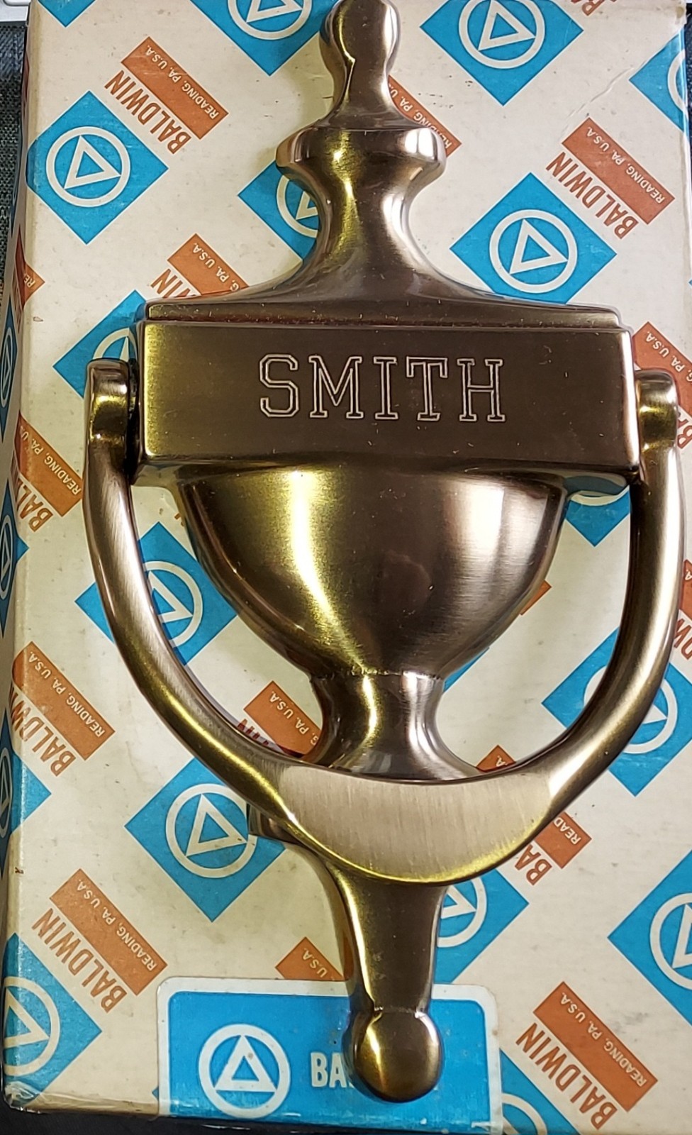 VINTAGE BALDWIN FORGED BRASS DOOR KNOCKER “SMITH” ENGRAVED NIB 0110 USA 7″