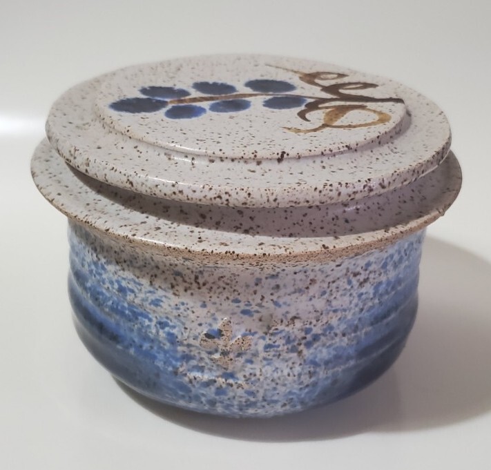 Blue White Grey Stoneware Textured Fleur de Lys Lis Butter Crock Bell Keeper EUC