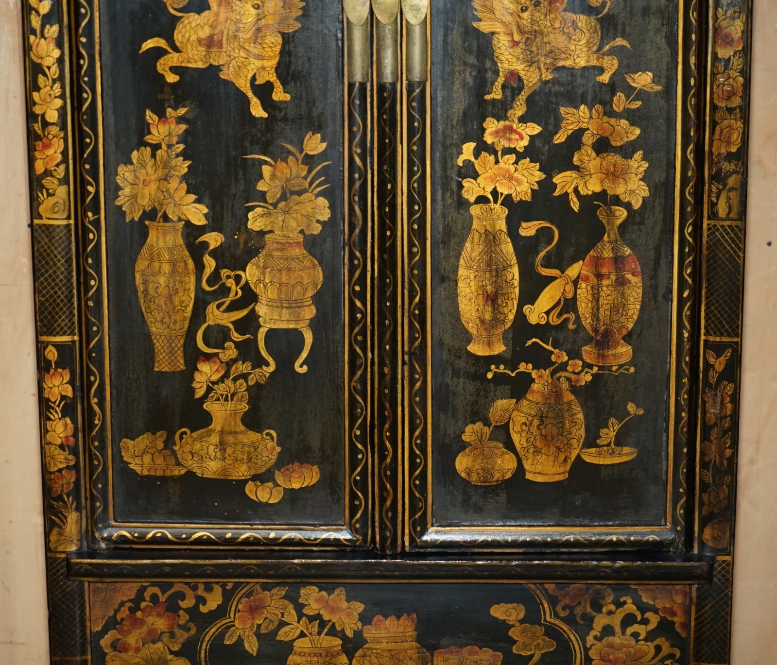 CHINESE EXPORT CHINOISERIE CIRCA 1920 PAINTED LACQUERED WEDDING CABINET WARDROBE