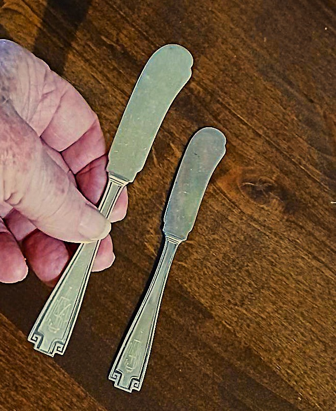 Pair GORHAM ETRUSCAN Sterling Silver Flat Handle Butter Spreaders 5 3/4″/ Mono