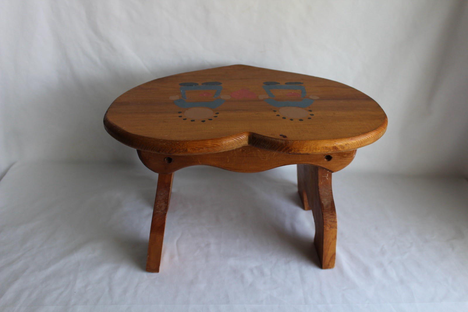 Vtg Heart Shaped Solid Wood Step Stool Hand Painted Folk Art, 8.75Hx11”x14.75”