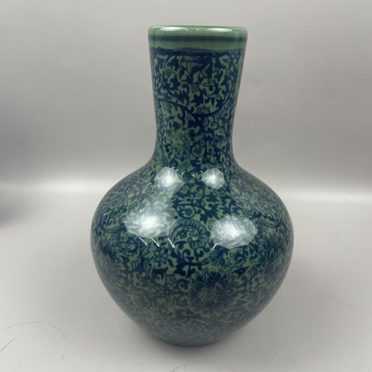 Old Chinese Porcelain Green-glazed Blue-and-white Vase with Coiling Branch Patte