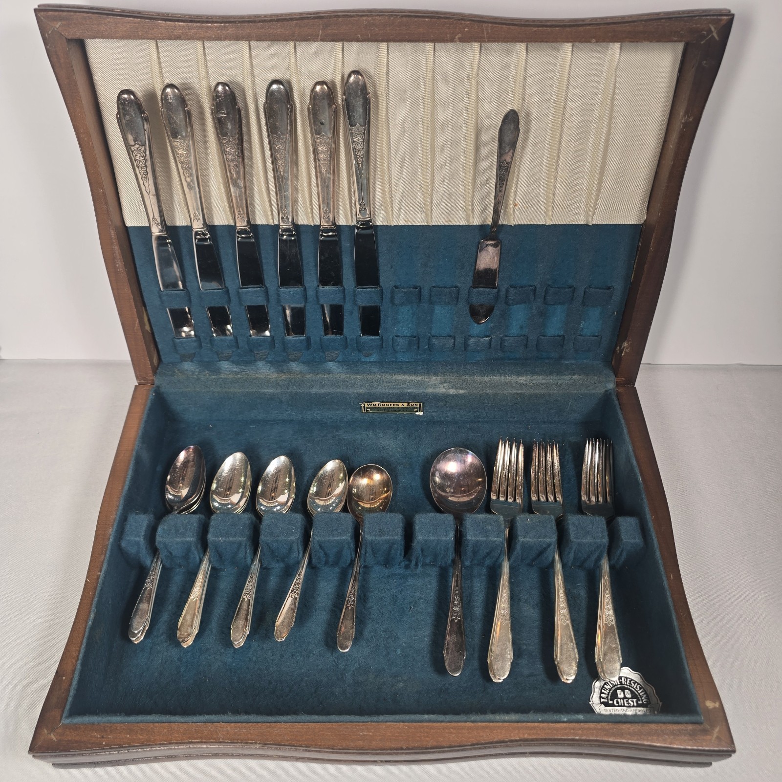 1941 WM Rogers & Son IS Silverplate Gardenia Floral Rose 25 Pieces + Wooden Case