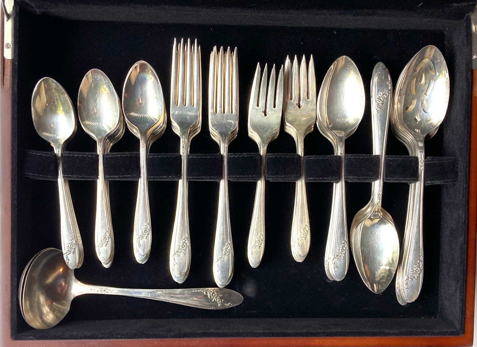 127 Pc Oneida Silverplate QUEEN BESS Flatware; Twelve 9-Pc Place Settings; Chest
