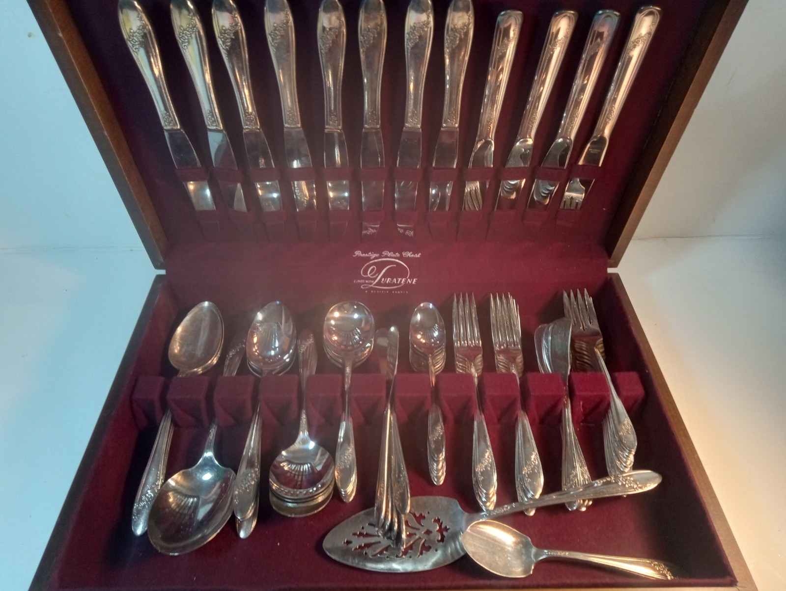 Vintage ~ Oneida Community Tudor Plate ~ QUEEN BESS II ~ 79 pieces