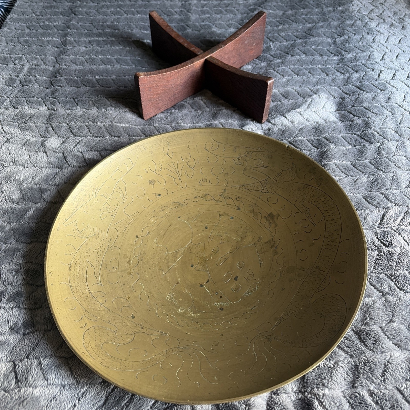 Chinese bowl / Dish in brass with a dragon design and stand