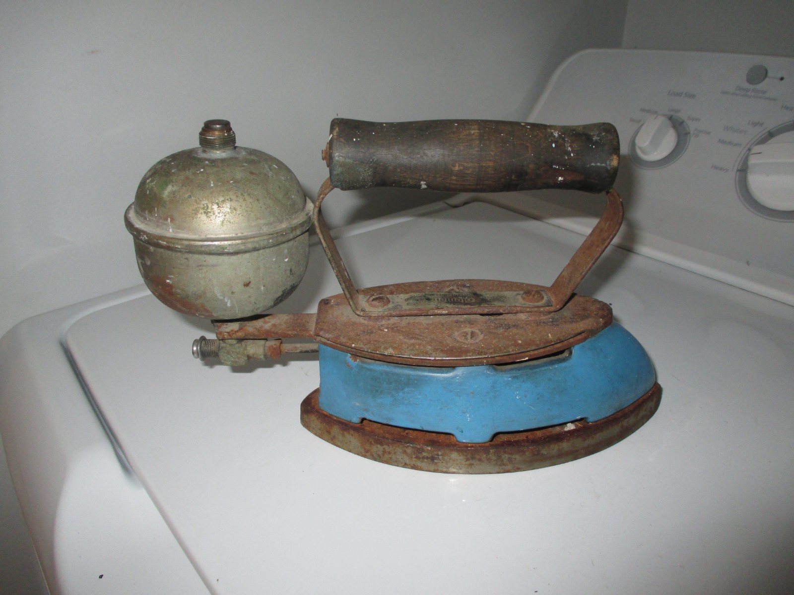 ANTIQUE BLUE COLEMAN GAS IRON w/ PUMP primitive