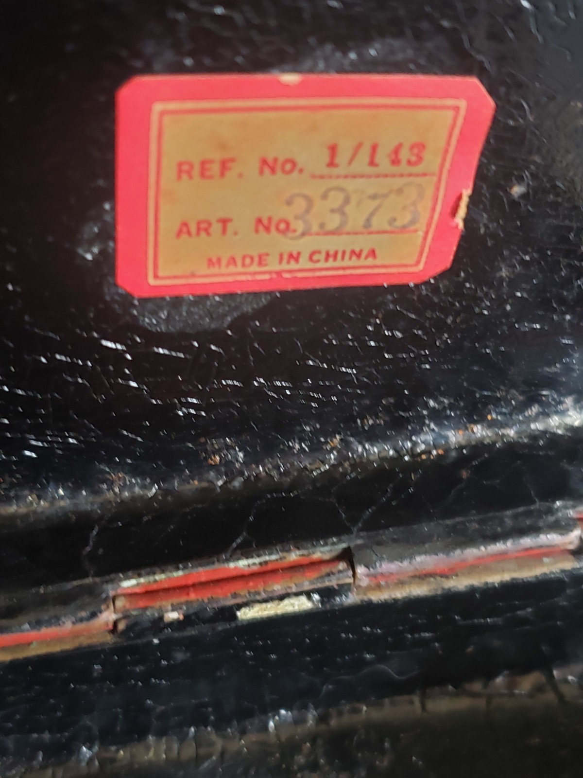 ANTIQUE c1920 CHINESE CINNABAR & BLACK LACQUER BOX BUG BEETLE DEEP CARVING