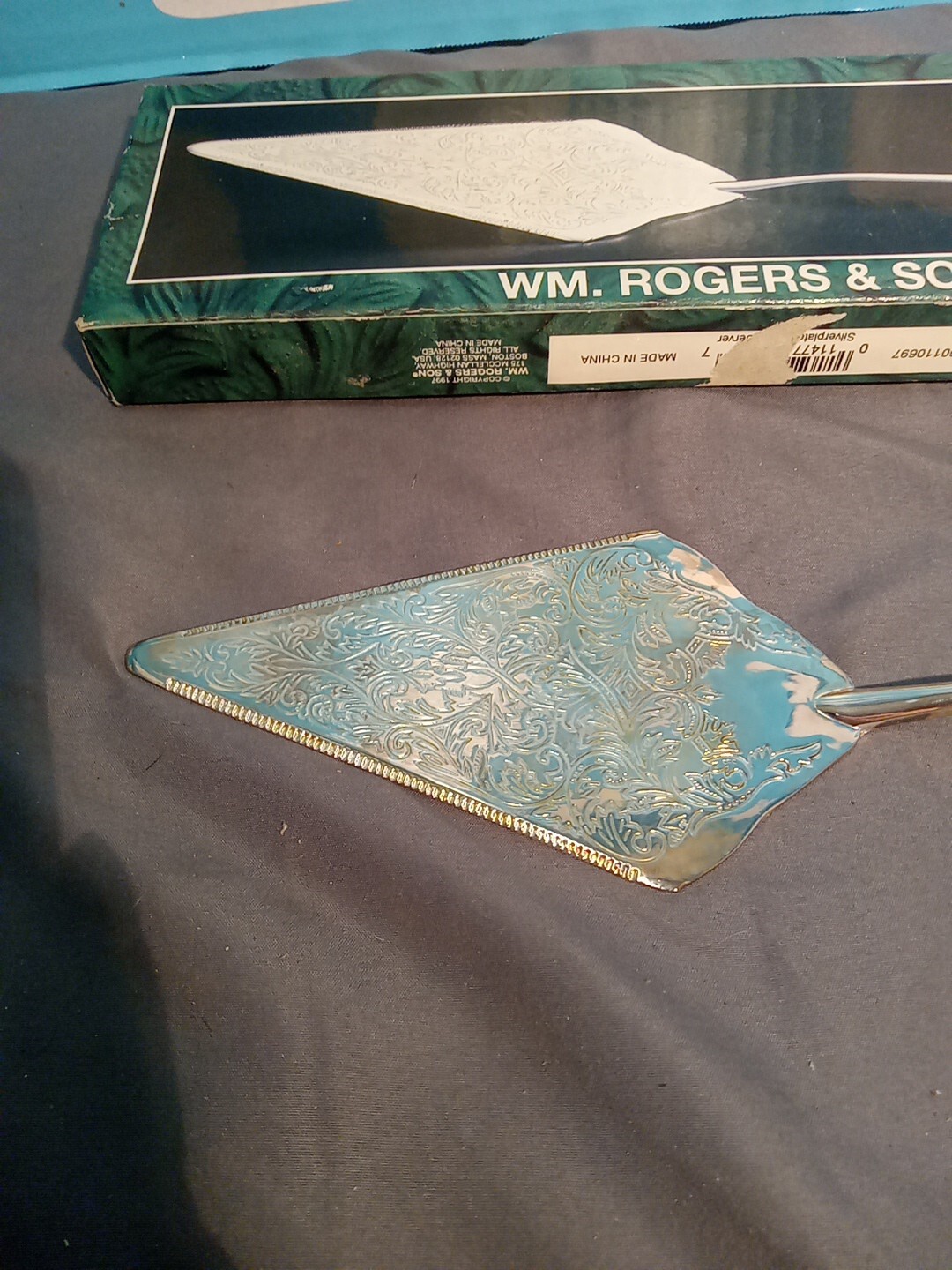 W.M. Rogers & Sons Cake Server Silverplated #0697 11.25″ Serrated Edge Floral