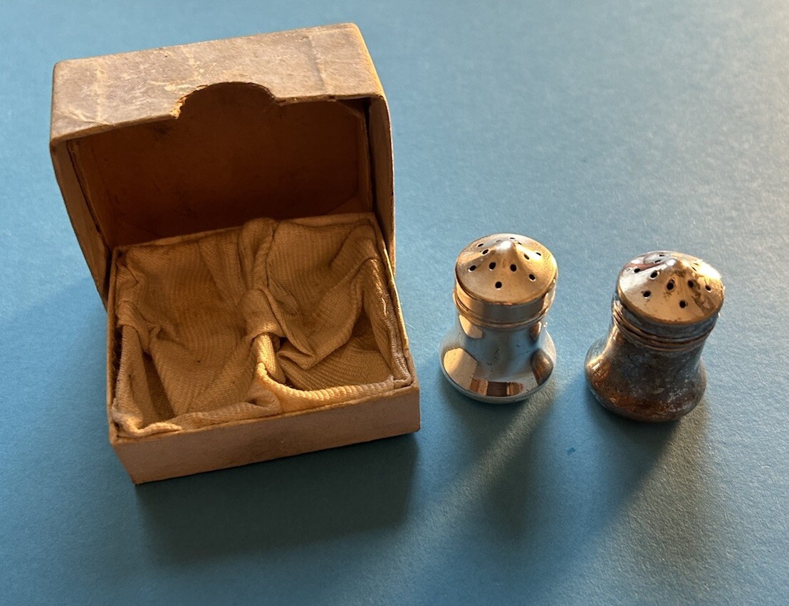 Vintage Salt and Pepper Pots W.B MFG Co EPNS 2638 in original box