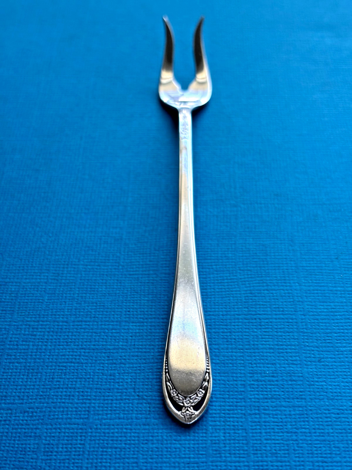 1847 Rogers Bros IS LOVELACE 6 1/4″ Pickle / Olive Fork Silverplate Clean