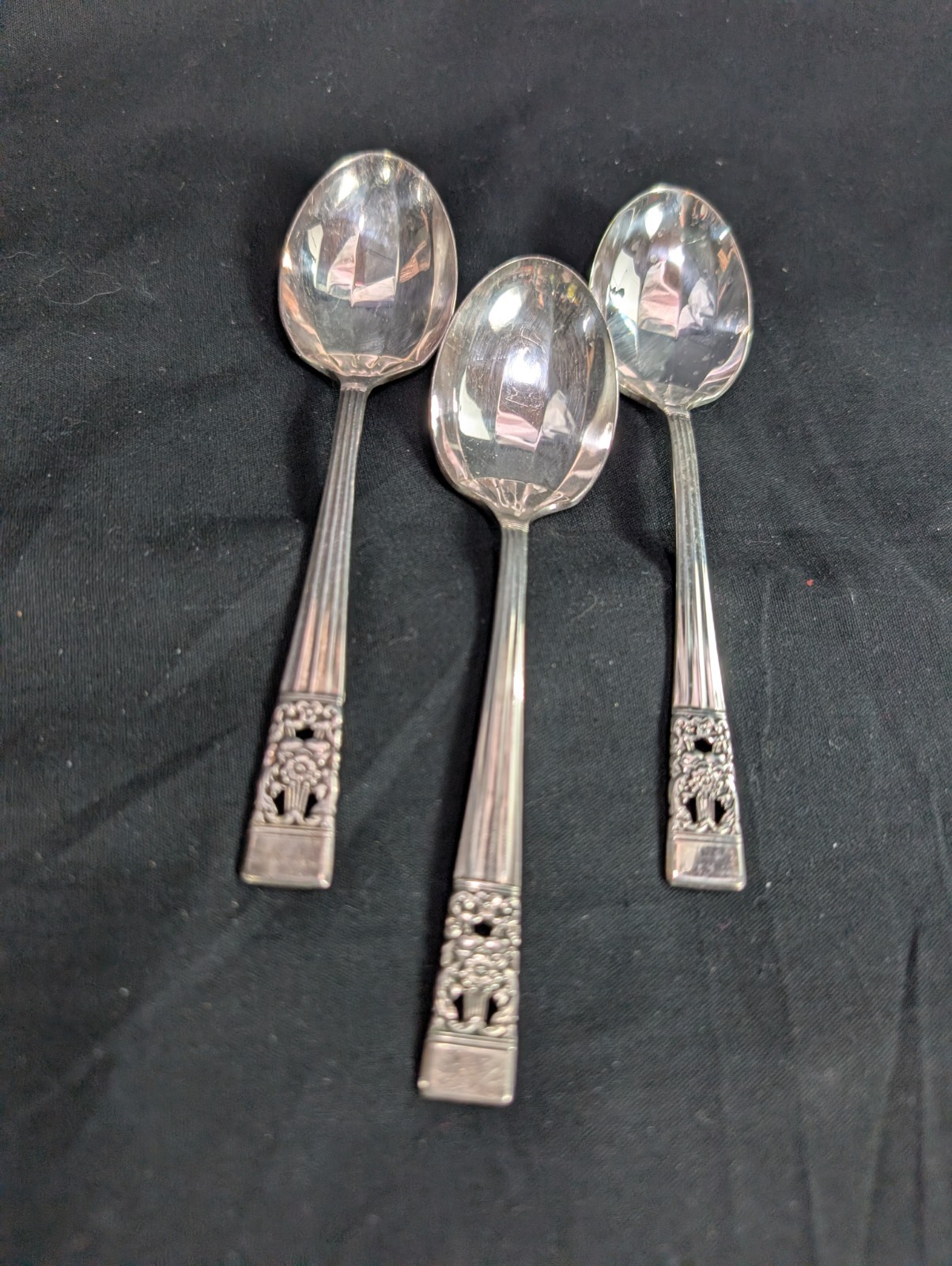 Lot Of 3 Oneida Coronation Scalloped Oval Soup Spoons 6″
