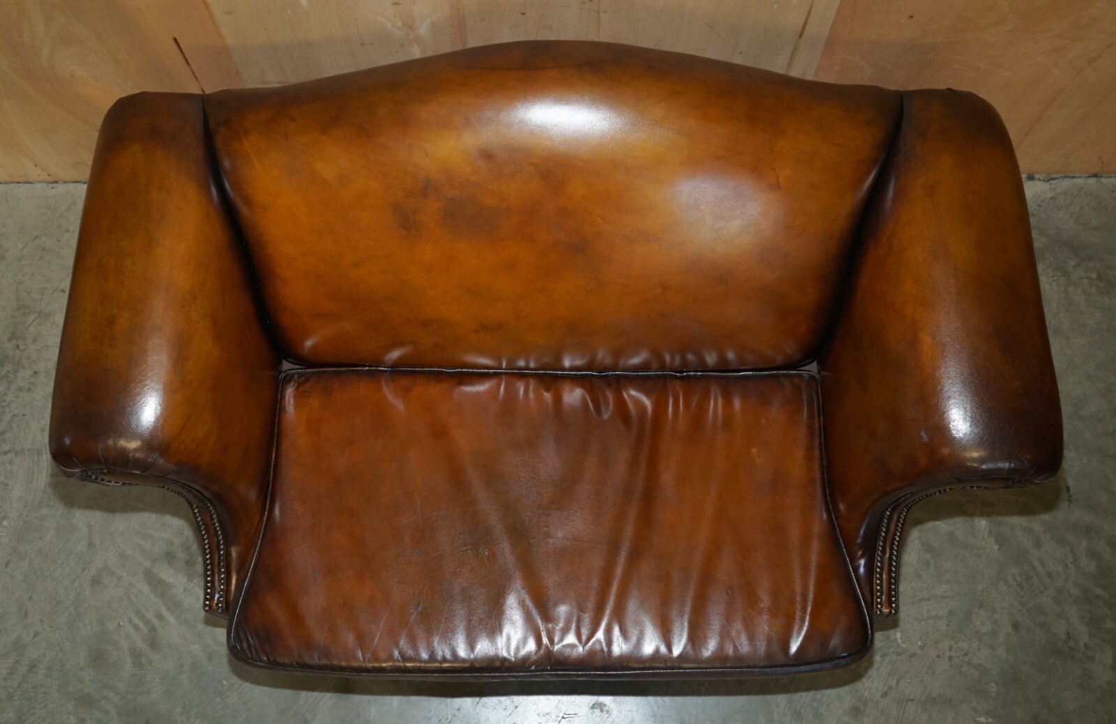 FINE ANTIQUE REGENCY HUMPBACK STYLE RESTORED BROWN LEATHER SOFA ARMCHAIR SUITE