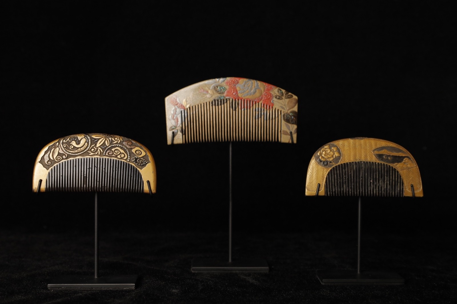 Japanese lacquered combs on custom made stands . 19-20th century ZK65