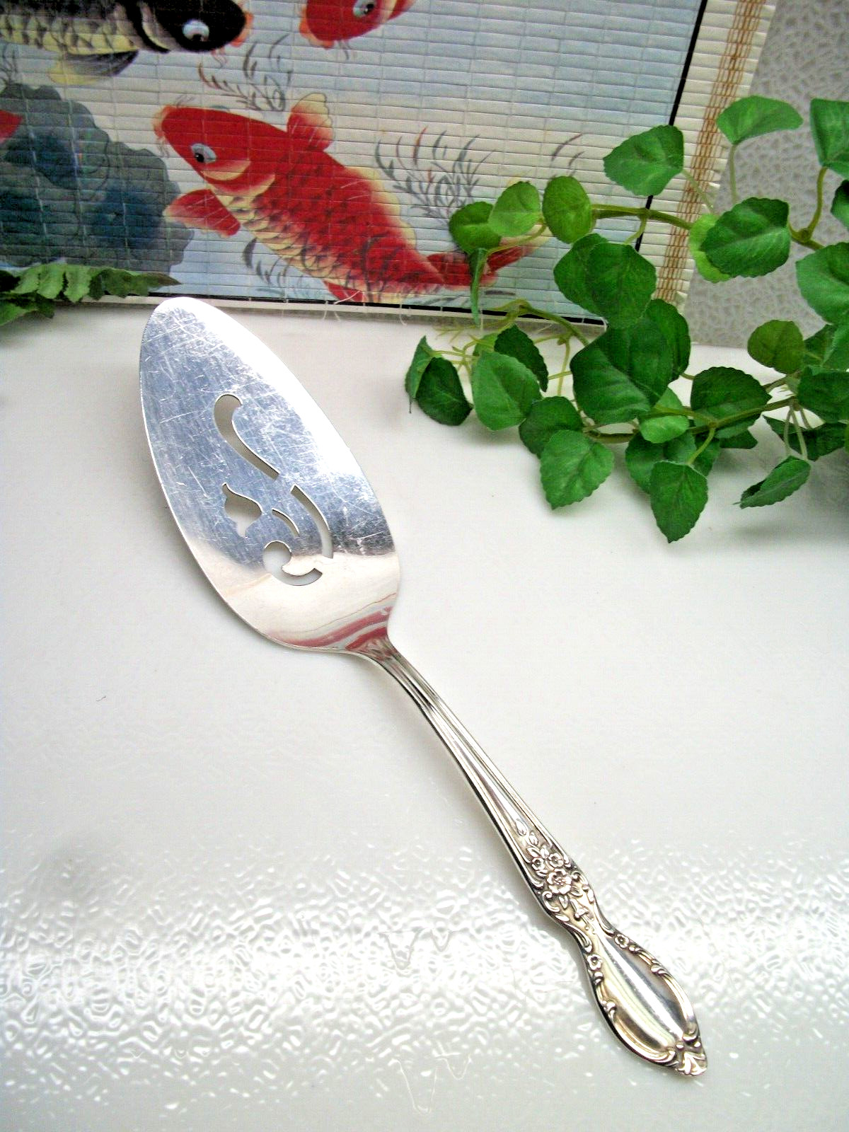 International Rogers VICTORIAN ROSE Silverplate Pie Cake Dessert Server 1954