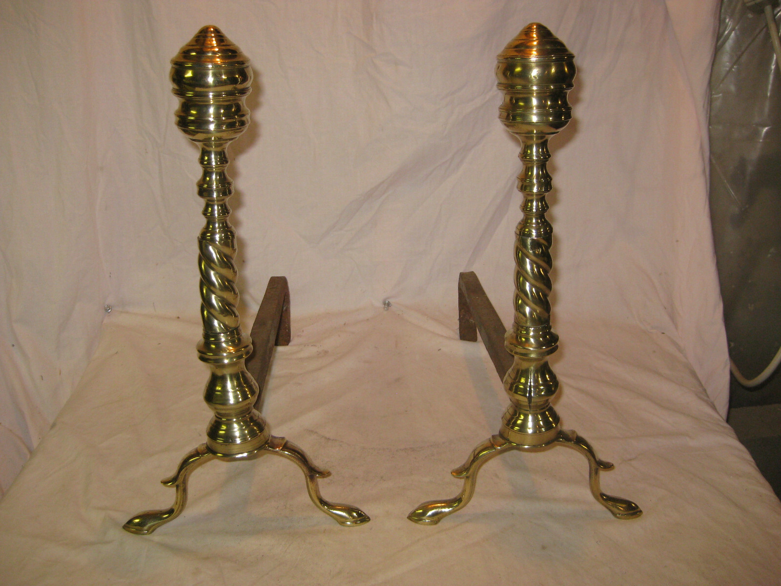 EARLY 1800’s FEDERAL ERA PEENED ANTIQUE SOLID BRASS HEAVY FIREPLACE ANDIRONS