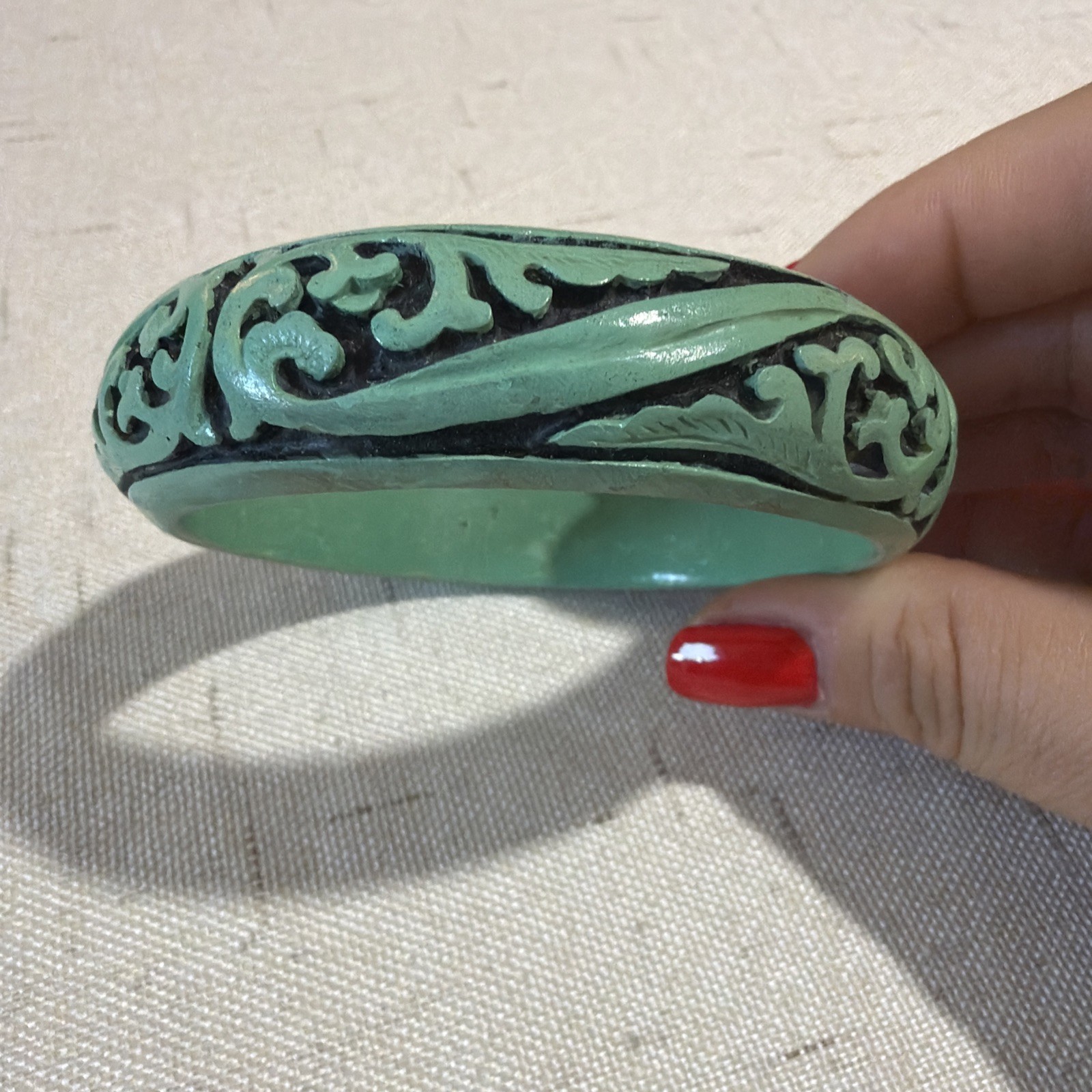 China 1890-1910 Antique Victorian Carved Bracelet In Green Lacquer Cinnabar Wood