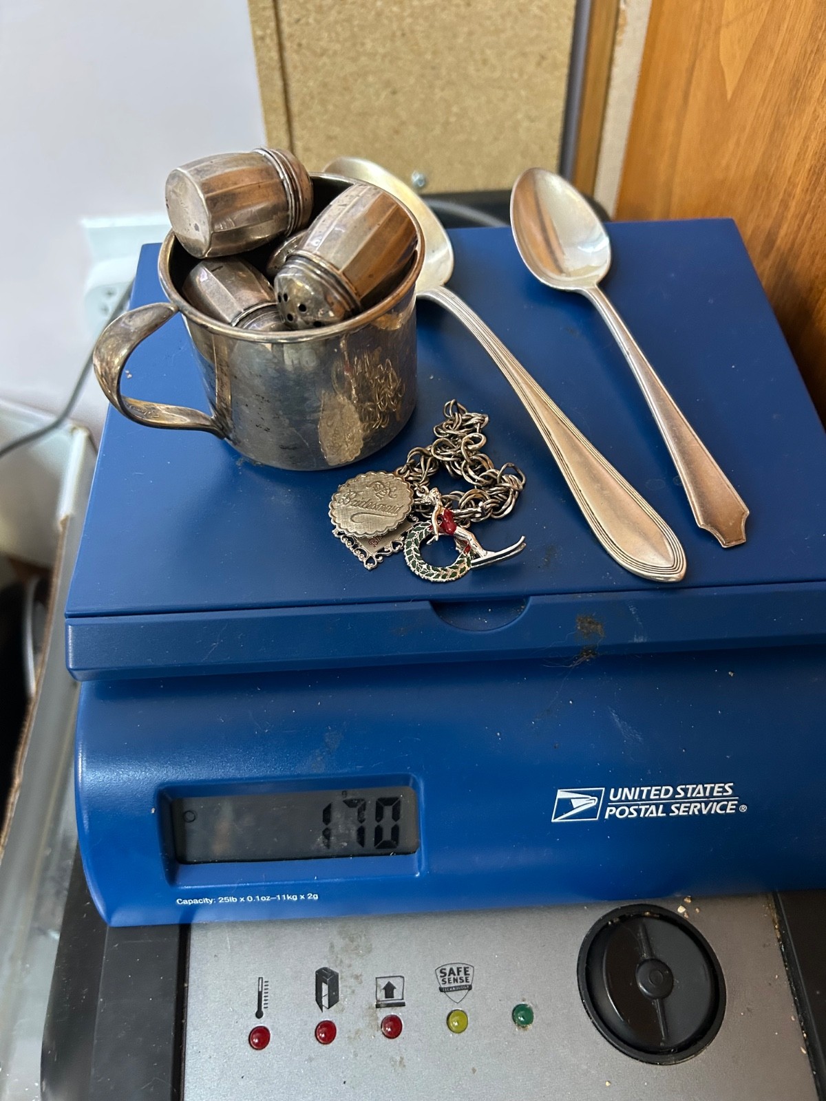 sterling silver lot 170g, 2 spoons, 6 salt and pepper shakers, 1 cup andbracelet