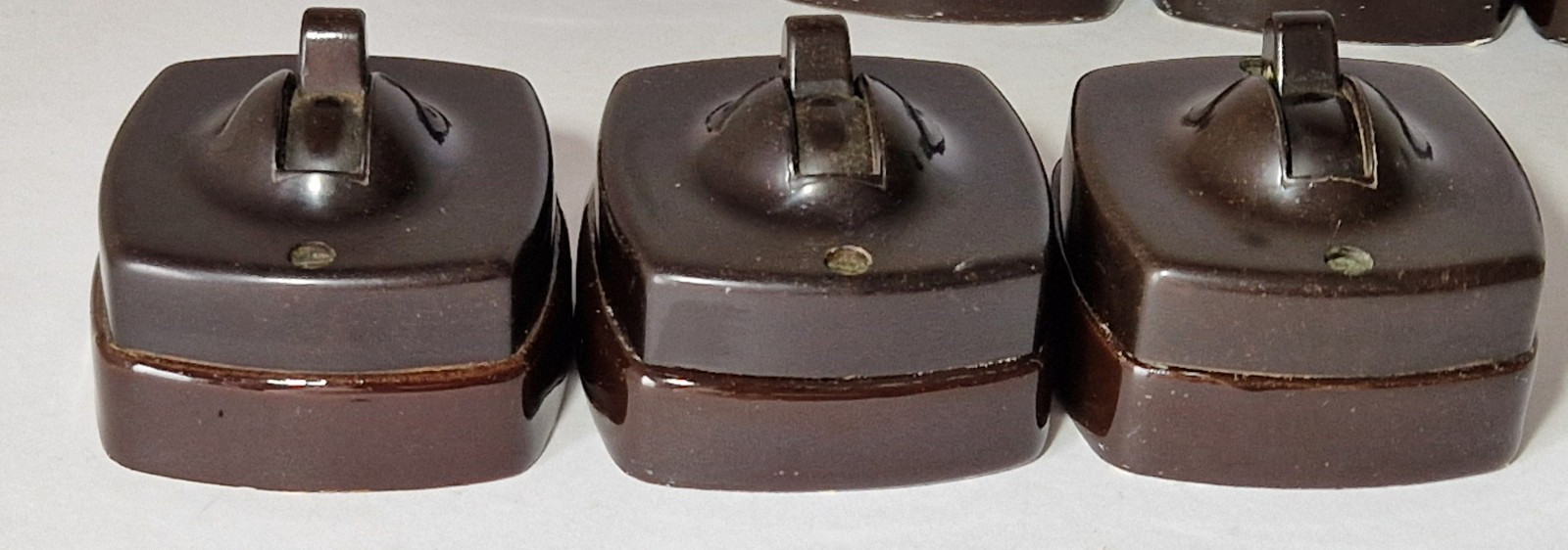VINTAGE VITREOUS CERAMIC BAKELITE TOGGLE LIGHT SWITCH – BRITMAC LITTLE BRITON