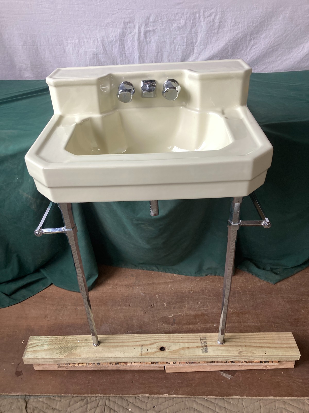 Vtg Mid Century 24×20 Colonial Ivory Sink Chrome legs Towel Bars Eljer 325-26E