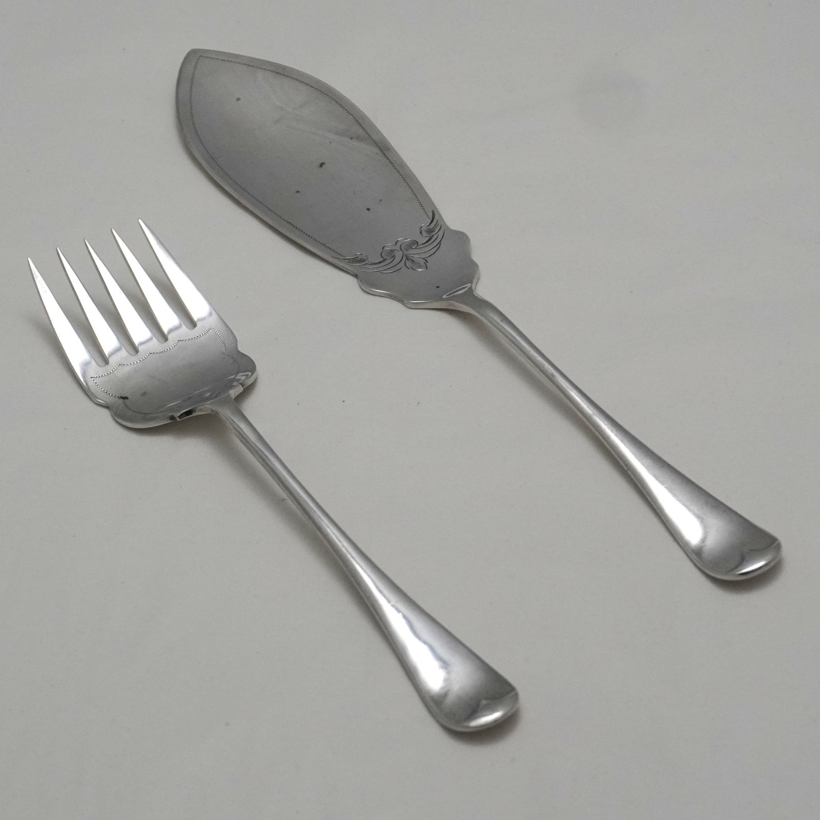 Old English pattern Edwardian silver plated cutlery two piece fish servers 32 cm