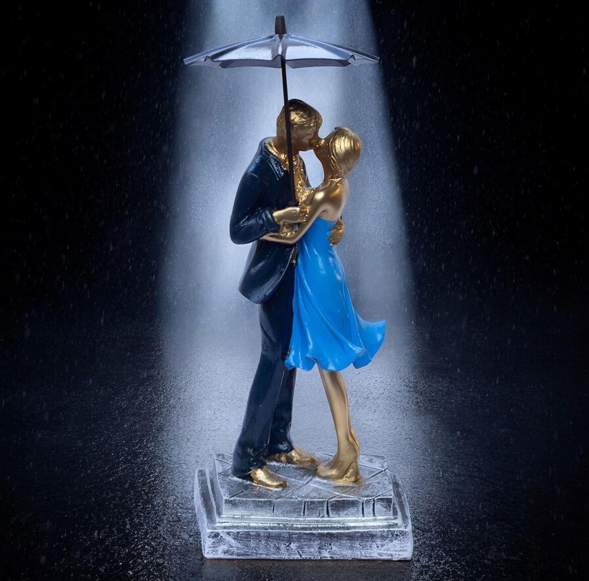 Elegant Couple Figurine With Umbrella Kissing Statue For Home Decorative K188