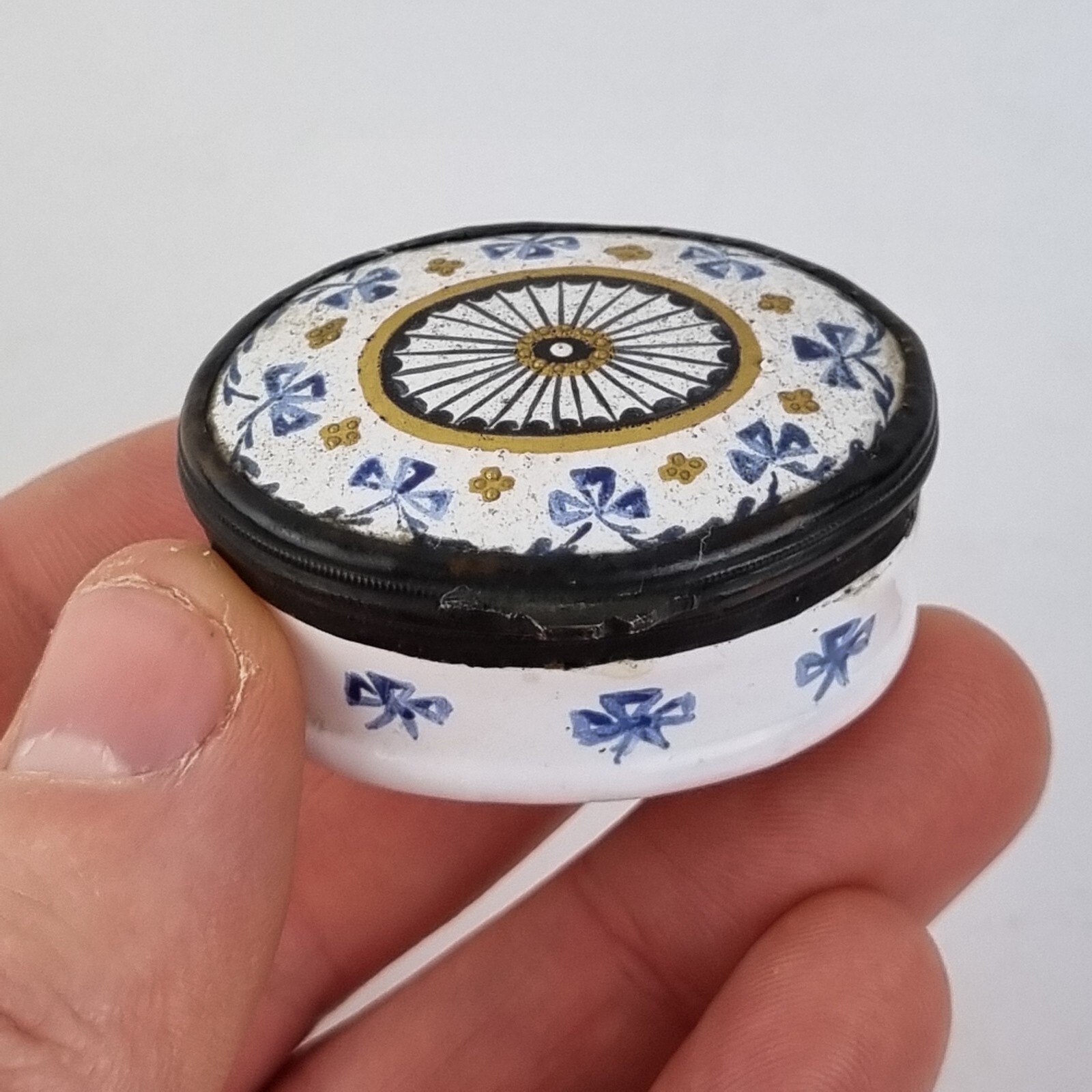 Antique 18thC Bilston Enamel Patch Box 4.1cm Wide