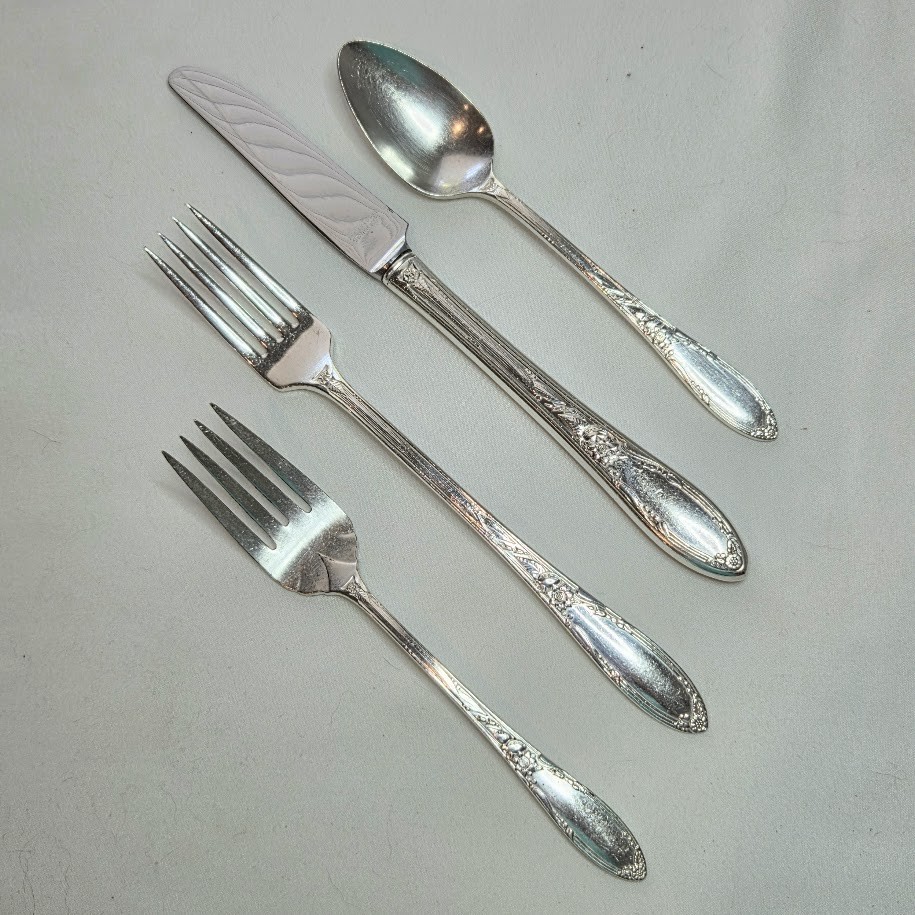 Oneida Chateau 1934 Heirloom Silverplate 4 Piece Place Setting Forks Spoon Knife
