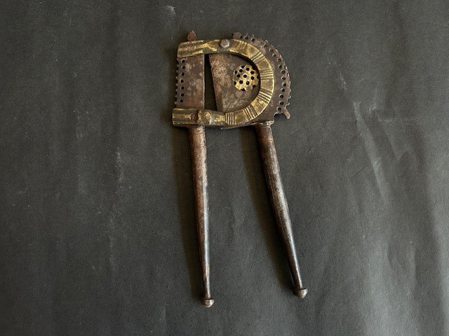 ANTIQUE INDIAN OLD IRON BRASS WORK BETEL NUT CUTTER ARECA NUT CUTTER, #NC.17