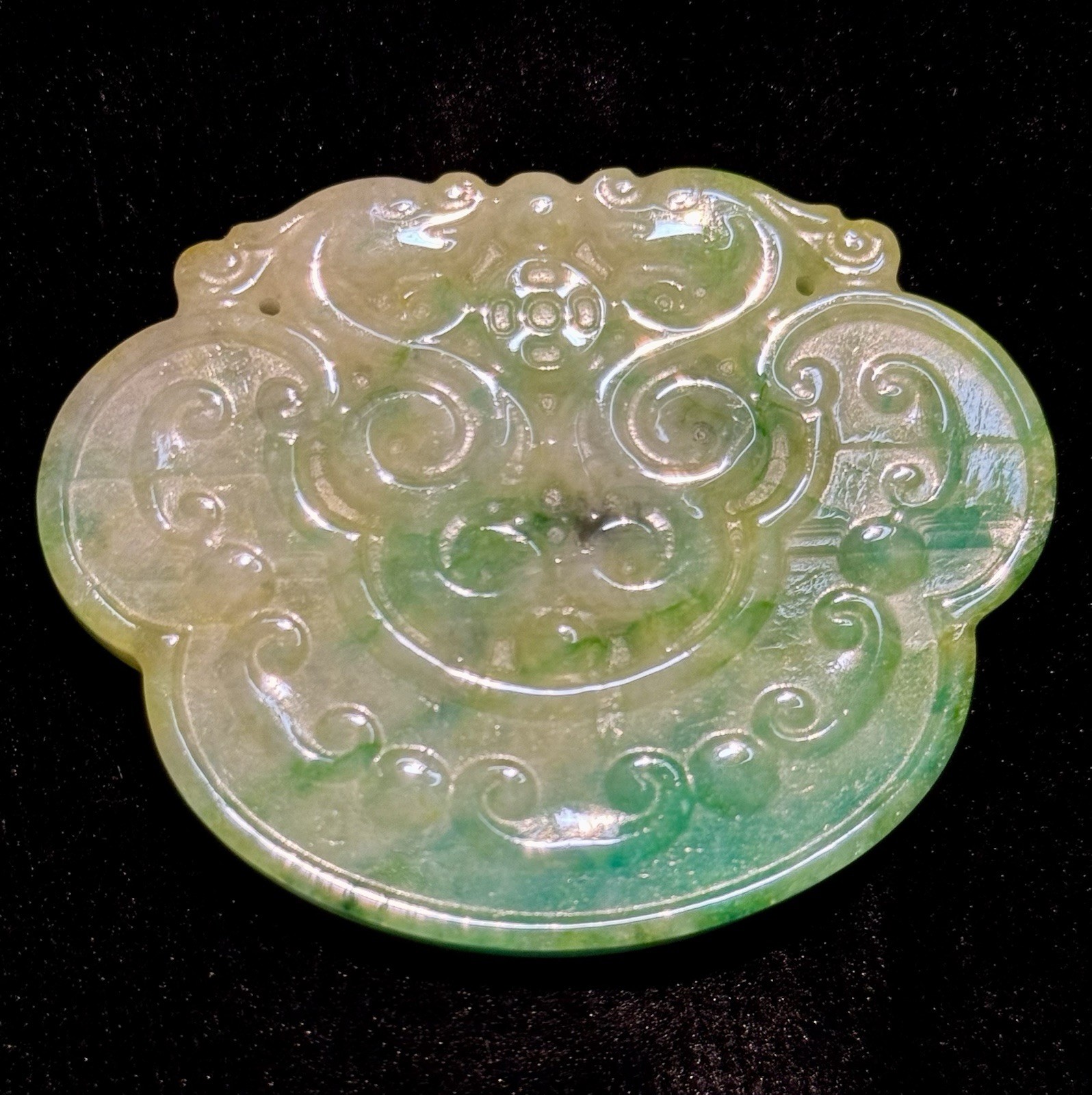 SUBLIME NATURAL BURMESE JADEITE JADE A EMERALD GREEN CARVED RUYI LOCK PENDANT