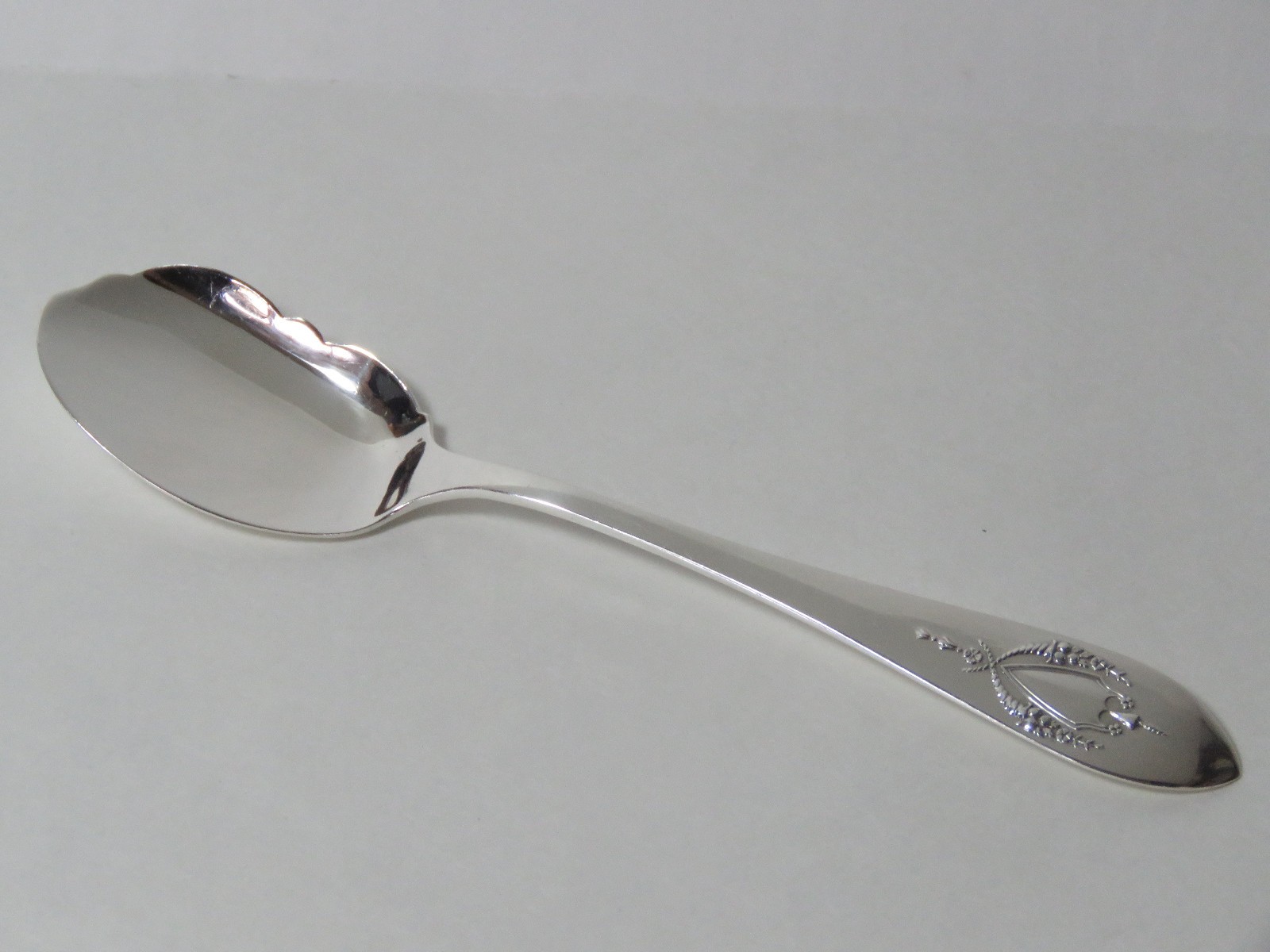 Lunt Silversmith Sterling .925 Silver Butter or Pate Knife Raised Edge 5 5/8″