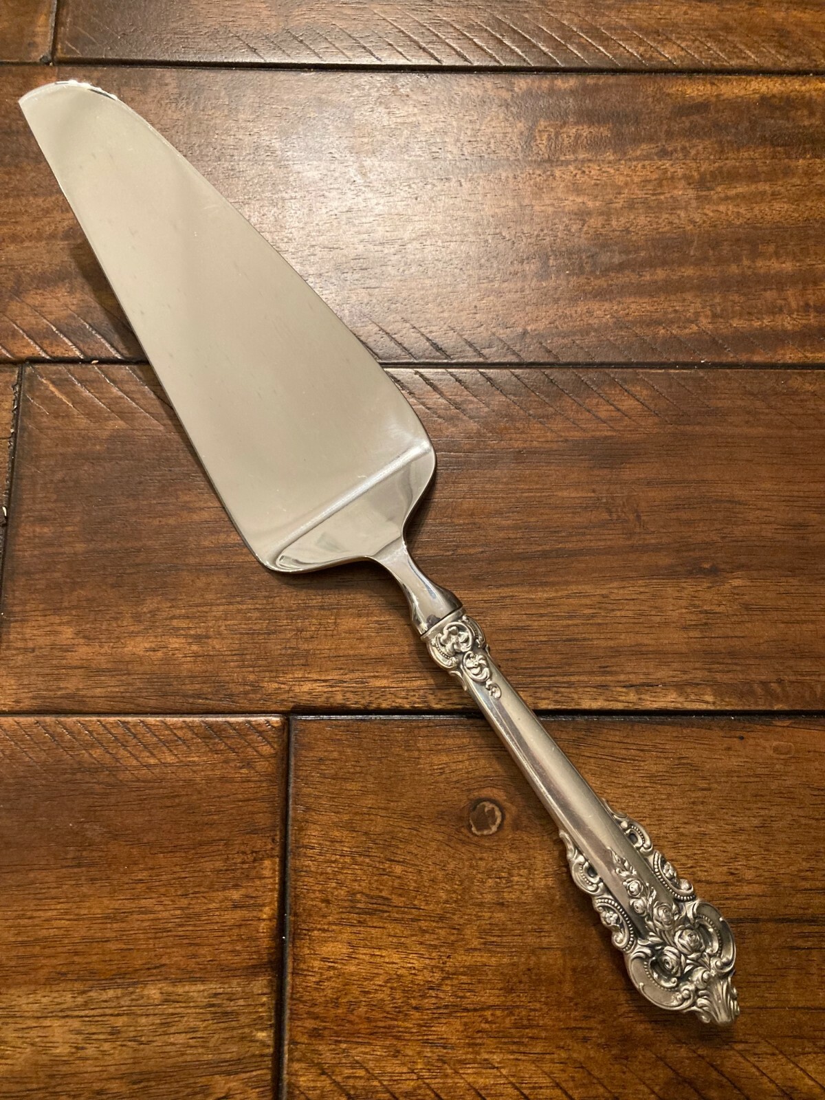 NICE WALLACE GRANDE BAROQUE CAKE SERVER CUTTER STERLING SILVER GRAND SERVER HH