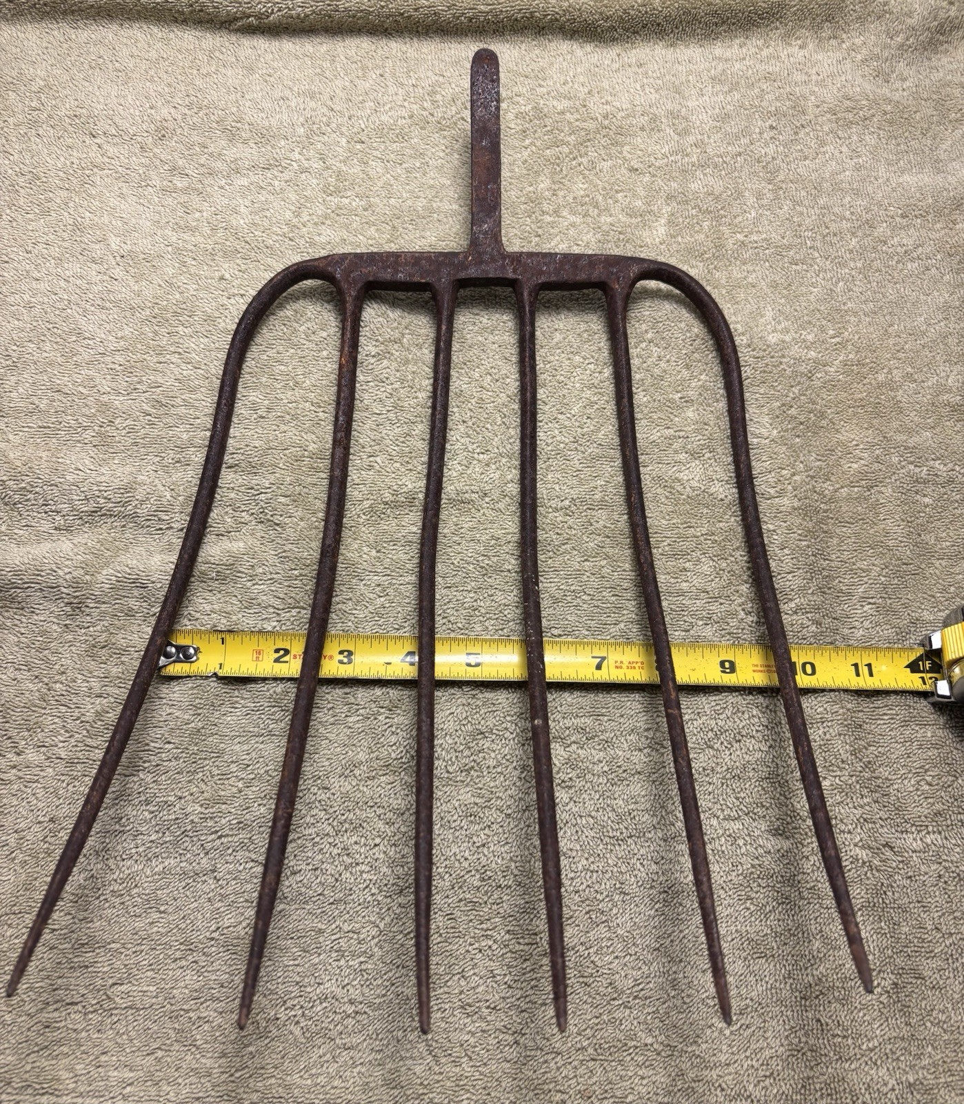 VINTAGE SIX TINE PITCHFORK CAST IRON 2 POUNDS MILD CURVE GREAT DESIGN