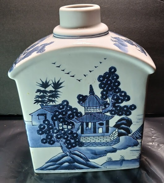 Beautiful Porcelain Vase Made Before The century 18 Very Rare Very Cheap 8”x5”