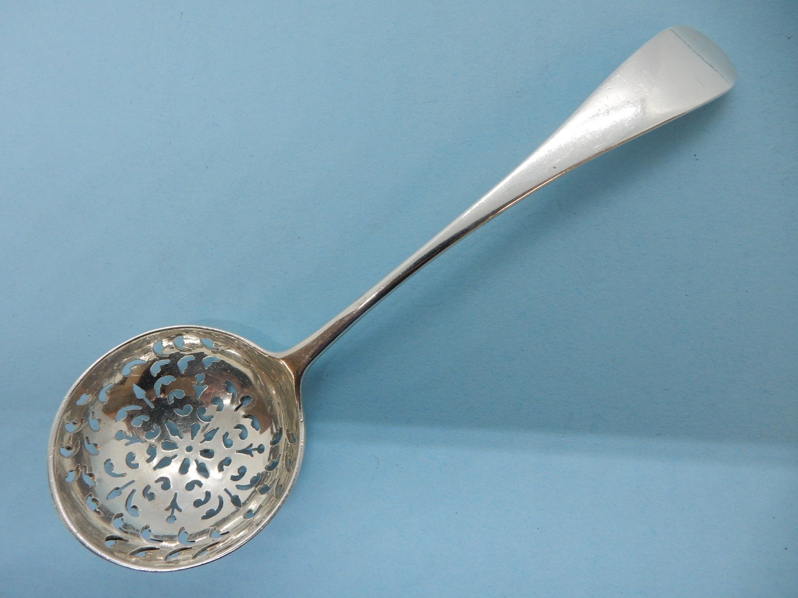 VICTORIAN Sterling SILVER OE Sugar SIFTING Spoon Wakely & Wheeler LONDON 1888
