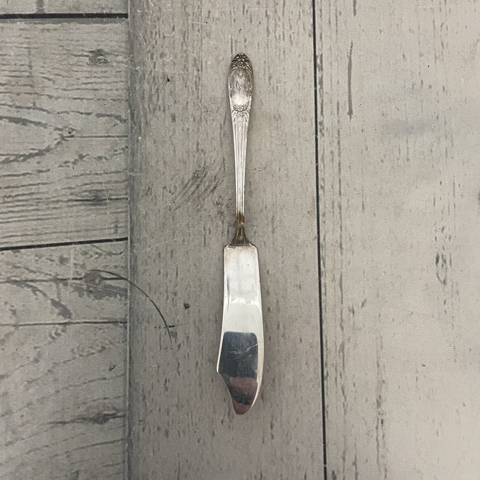 Vintage National Silver Co. Four (Silverplate) 7-1/4″ Flat Handle Butter Knife