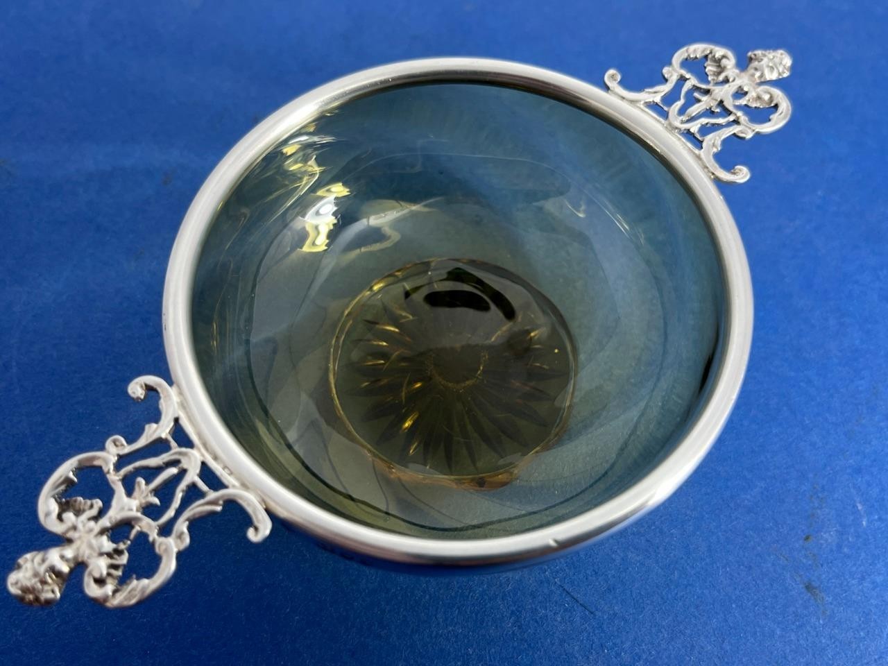 ANTIQUE VICTORIAN SOLID SILVER YELLOW GLASS QUAICH LON 1894 WILLIAM COMYNS