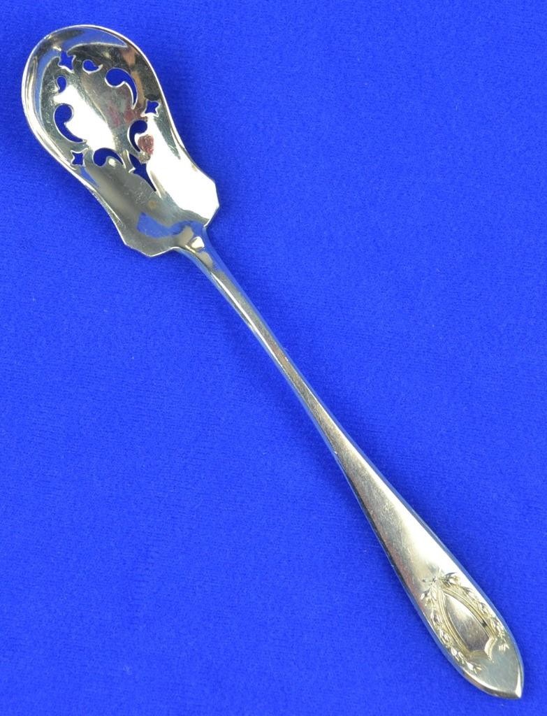 INTERNATIONAL SILVER NAPOLEON STERLING SILVER PIERCED OLIVE SPOON 5 7/8″ – c1910