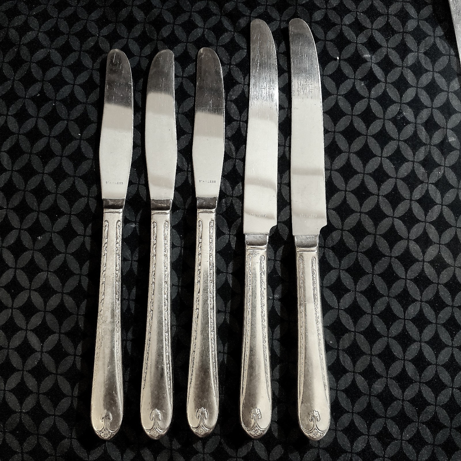 5 ONEIDA PRESTIGE SILVER PLATE LONGCHAMPS CHAUMONT KNIVES 3 Grille, 2 Dinner VTG