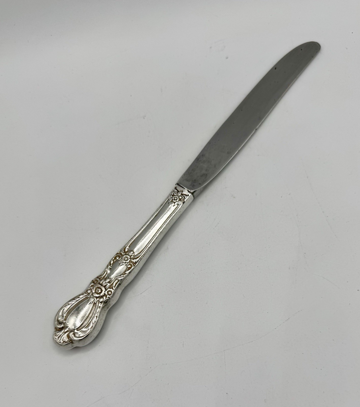 1847 Rogers Bros. IS Grand Heritage Silverplate Dinner Knife 9.375”L