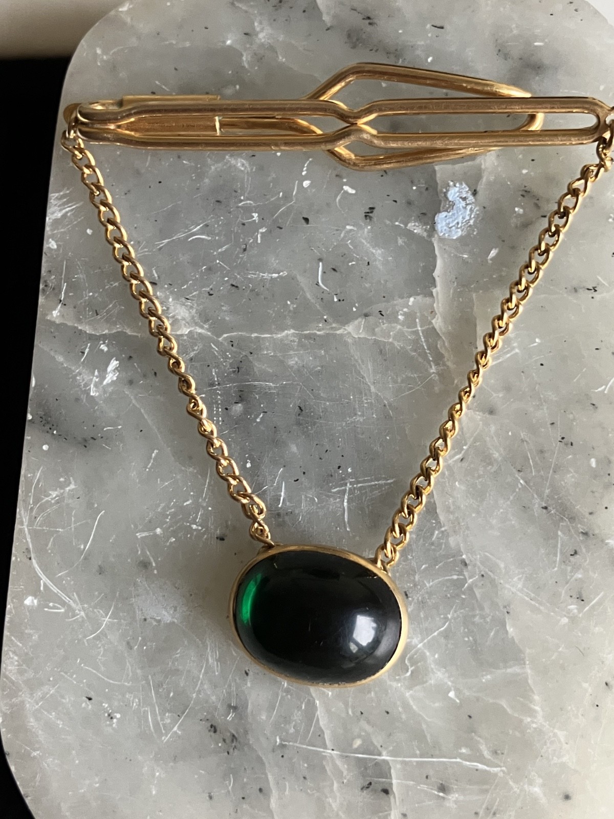 VINTAGE MEN’S TIE BAR CLIP, GOLD TONE GREEN CABOCHON GLASS JADE AGATE LOOK