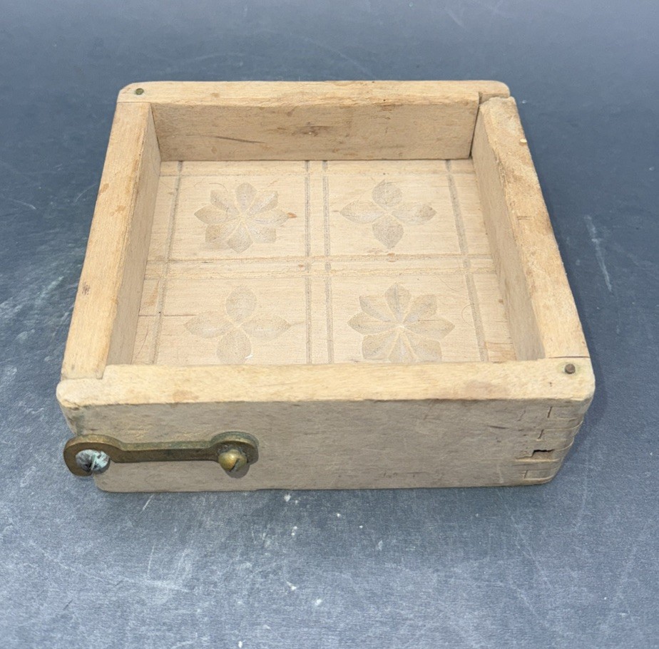 AntiquePrimitive Square Wooden Butter Mold – Dovetail – Hooks – 6″ x 5.5″ SeePic