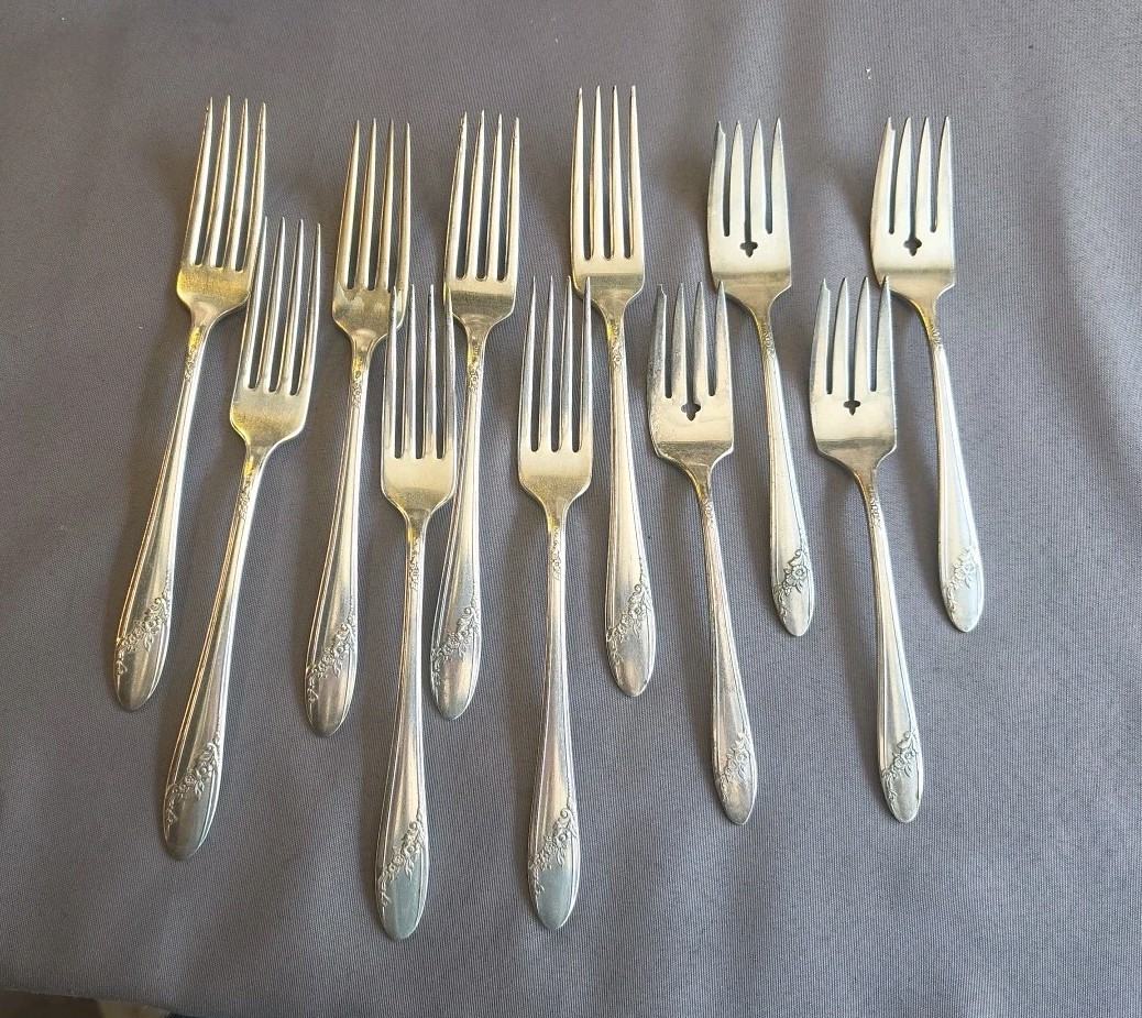 Oneida Queen Bess II Tudor Silverplate Dinner & Salad Forks Set of 11 Vtg 1946