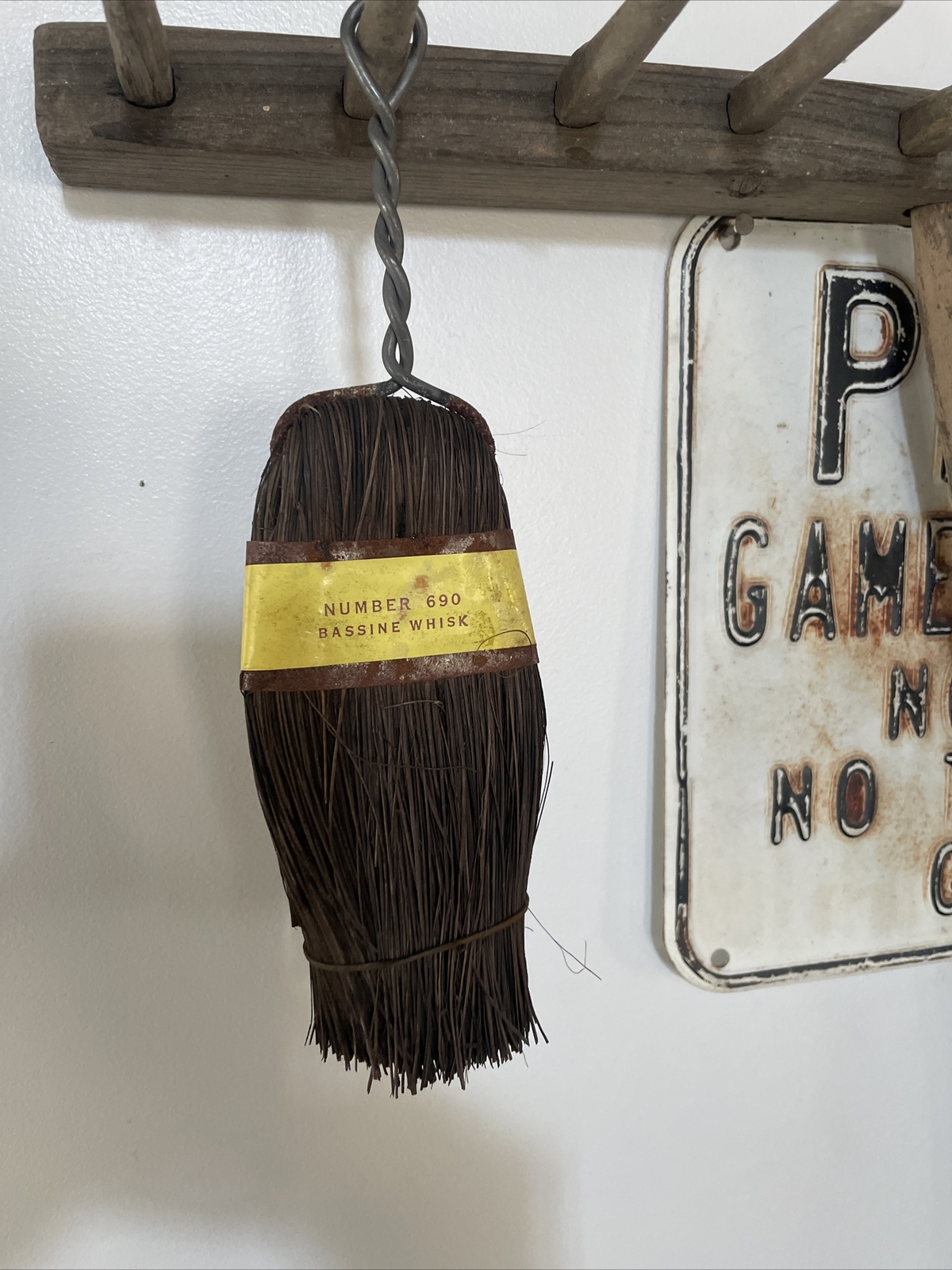 Best NOS Whisk Broom Worn Grungy Dark Patina Primitive Decor Bassine Whisk 609