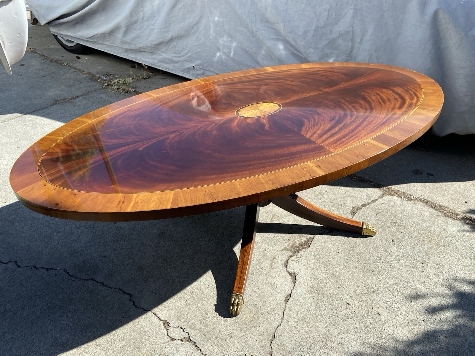 Vintage Hekman Oval Mahogany Georgian Style Coffee Table With Red Flame Finish