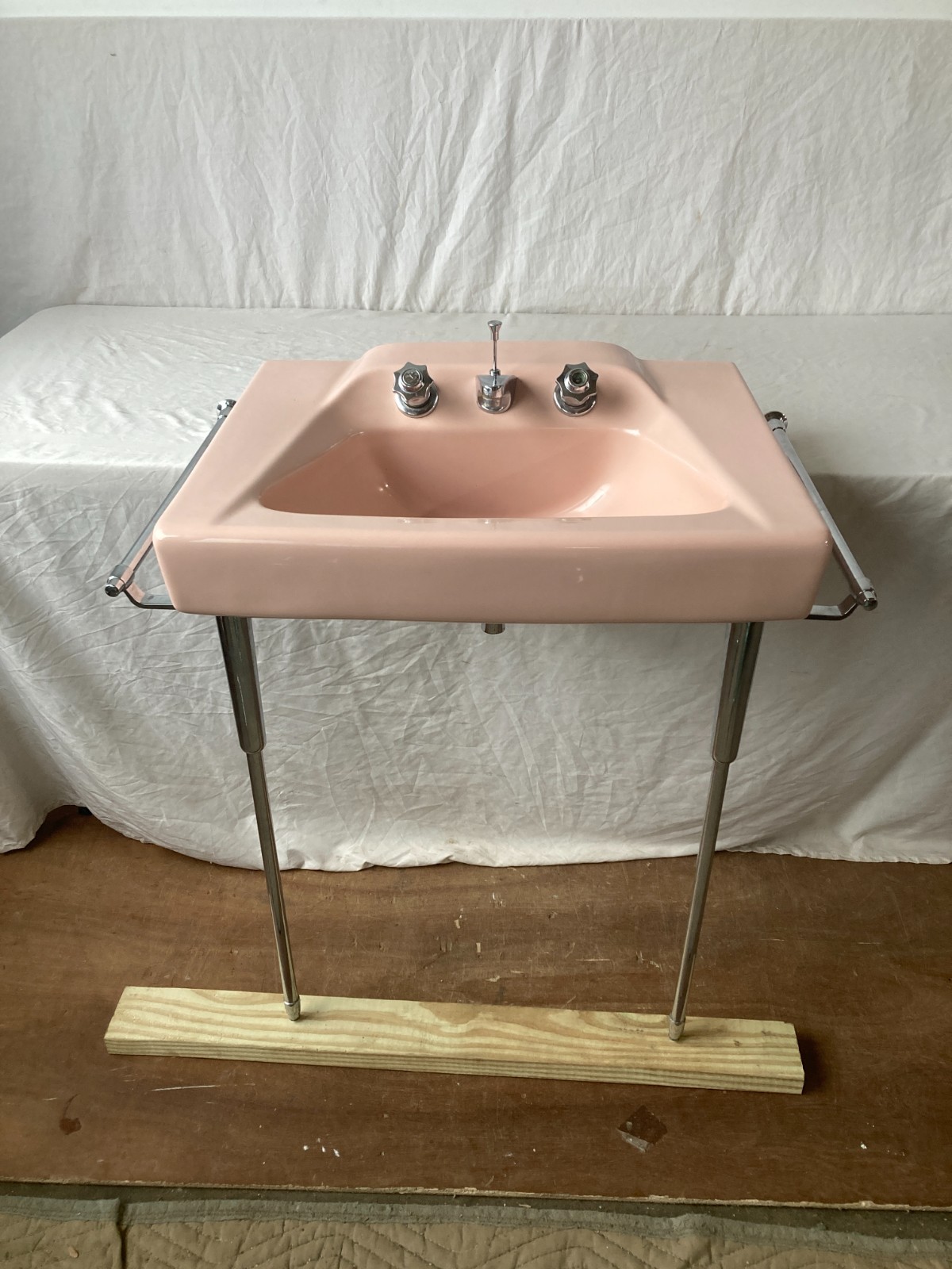 Vtg Mid Century Coral Pink Ceramic Bath Sink Chrome legs Towel Bars Vtg 292-26E