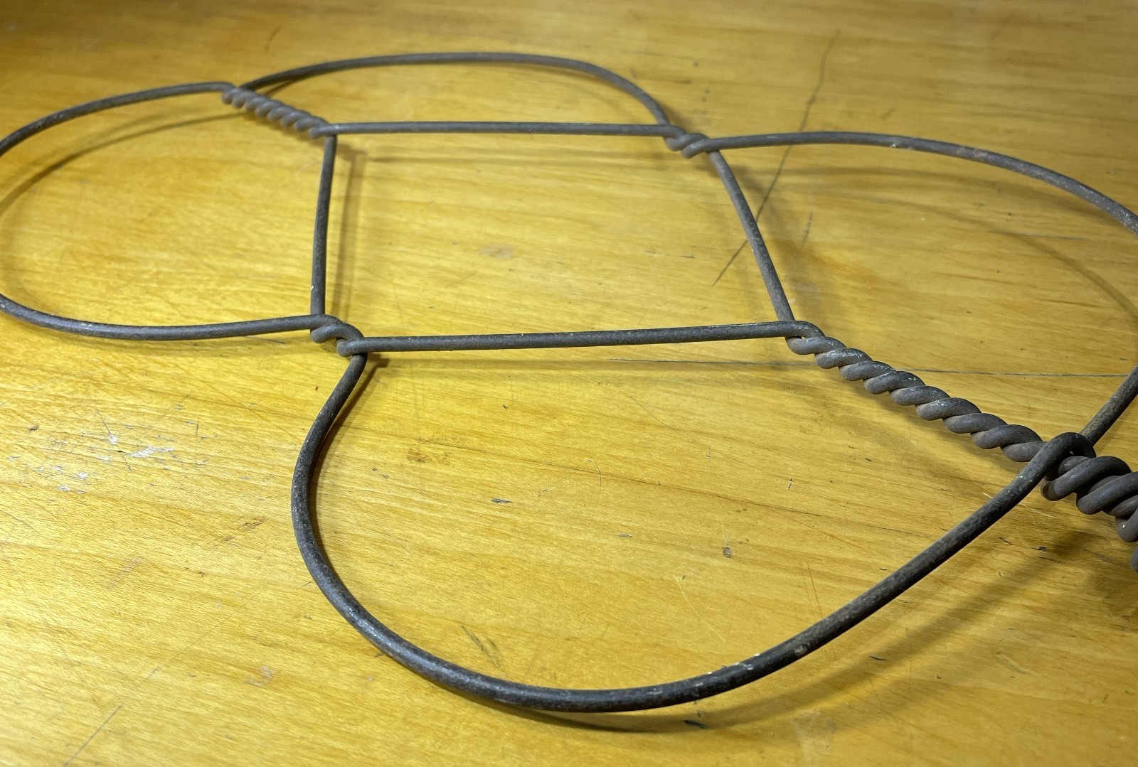 vtg twisted wire rug beater metal carpet home decor farmhouse wood handle