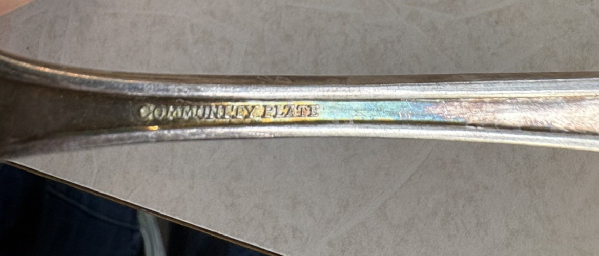 Oneida PATRICIAN Silverplare Gravy Ladle-1914 Medallion and Garland Pattern