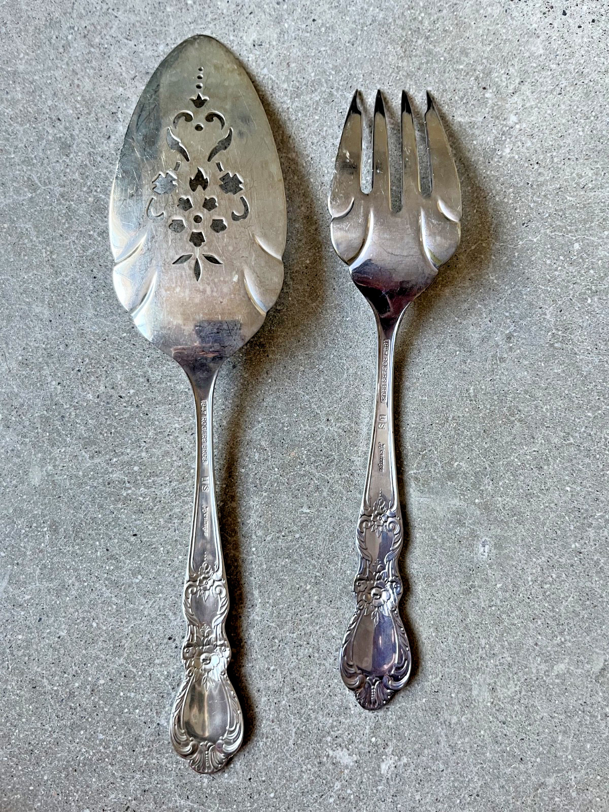 Vintage Rogers Bros 71 Piece Silverplate Flatware Heritage w/ box in great shape