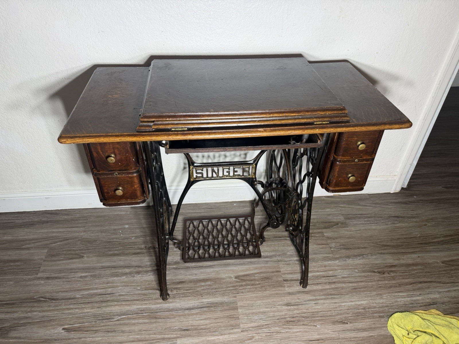 Singer Antique Treadle Sewing Machine Wood Cabinet/Table Cast Iron Stand Drawers